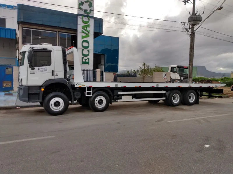 Caminhão plataforma em operação